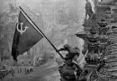 https://it.wikipedia.org/wiki/Battaglia_di_Berlino#/media/File:Raising_a_flag_over_the_Reichstag_2.jpg